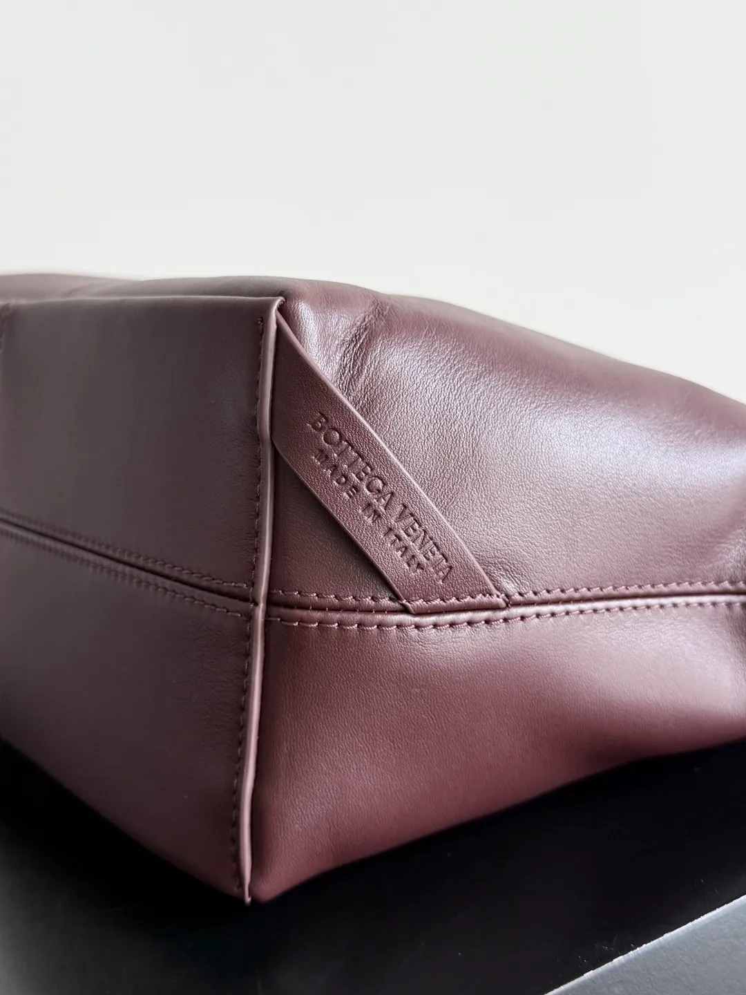Batch 2220 Bottega Veneta small Sawyer leather model, but still light and soft, the straps can be knotted to adjust the length. Durable and large in capacity, it meets my extremely high standards for small carry-on bags. The texture of cowhide is really amazing, and it can be easily matched with both business and leisure. This bag is a Sawyer Bag that is interpreted with triangles and geometric circles👜. Its soft but indestructible appearance constitutes its fashionable beauty. You can freely adjust the length of the backpack😊No matter how complicated the world is, as long as there is a bag with you, everything will become better, and it is easy for boys and girls to control it! Style number: 815807 Size: 25*17*12cm